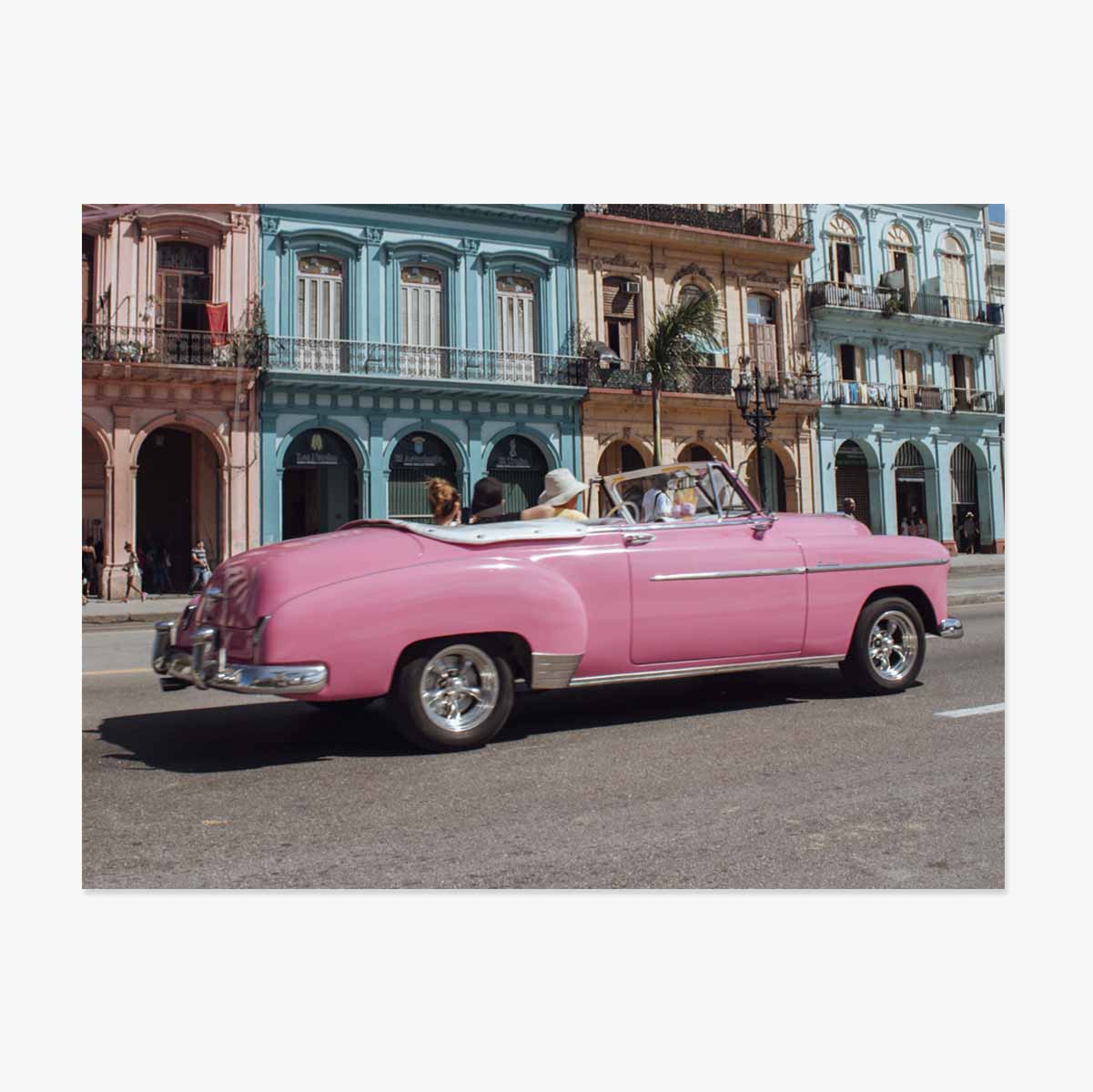 Affiche : Voiture vintage rose dans la rue
