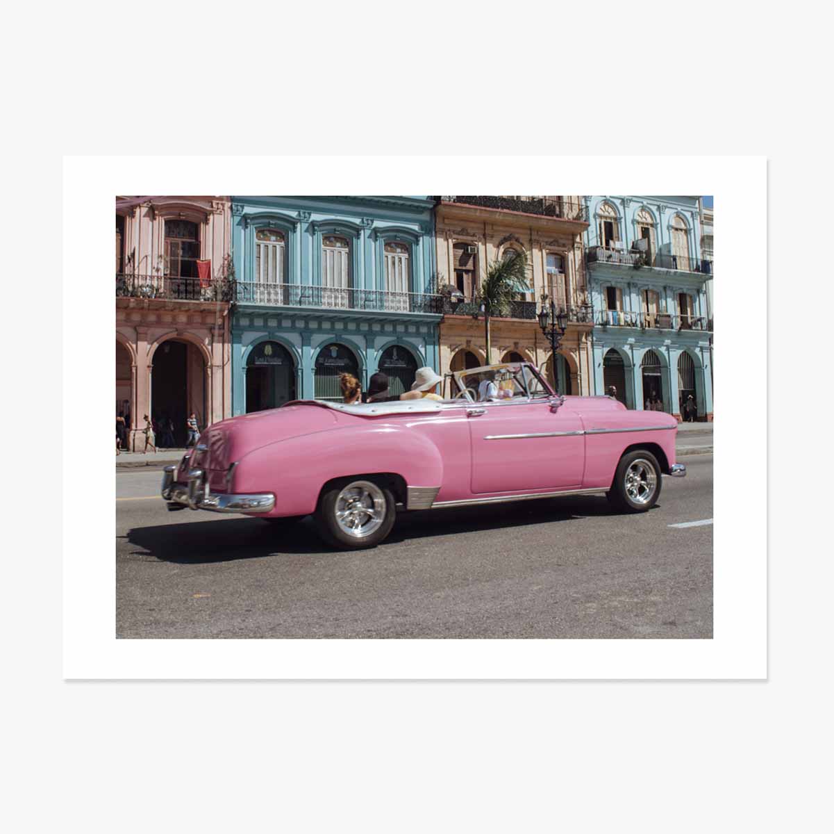 Affiche : Voiture vintage rose dans la rue