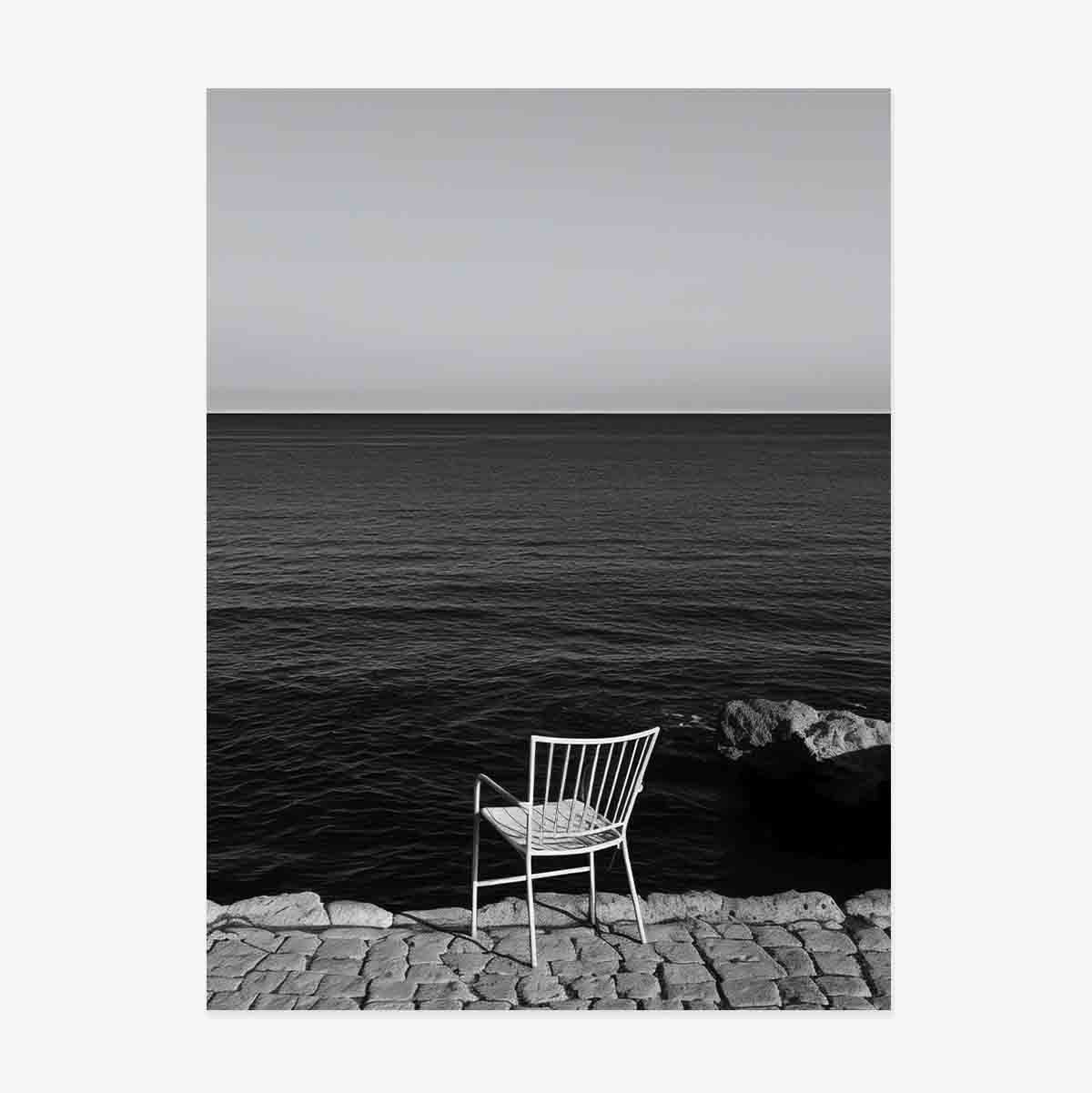 Affiche « Une chaise isolée au bord de la mer »