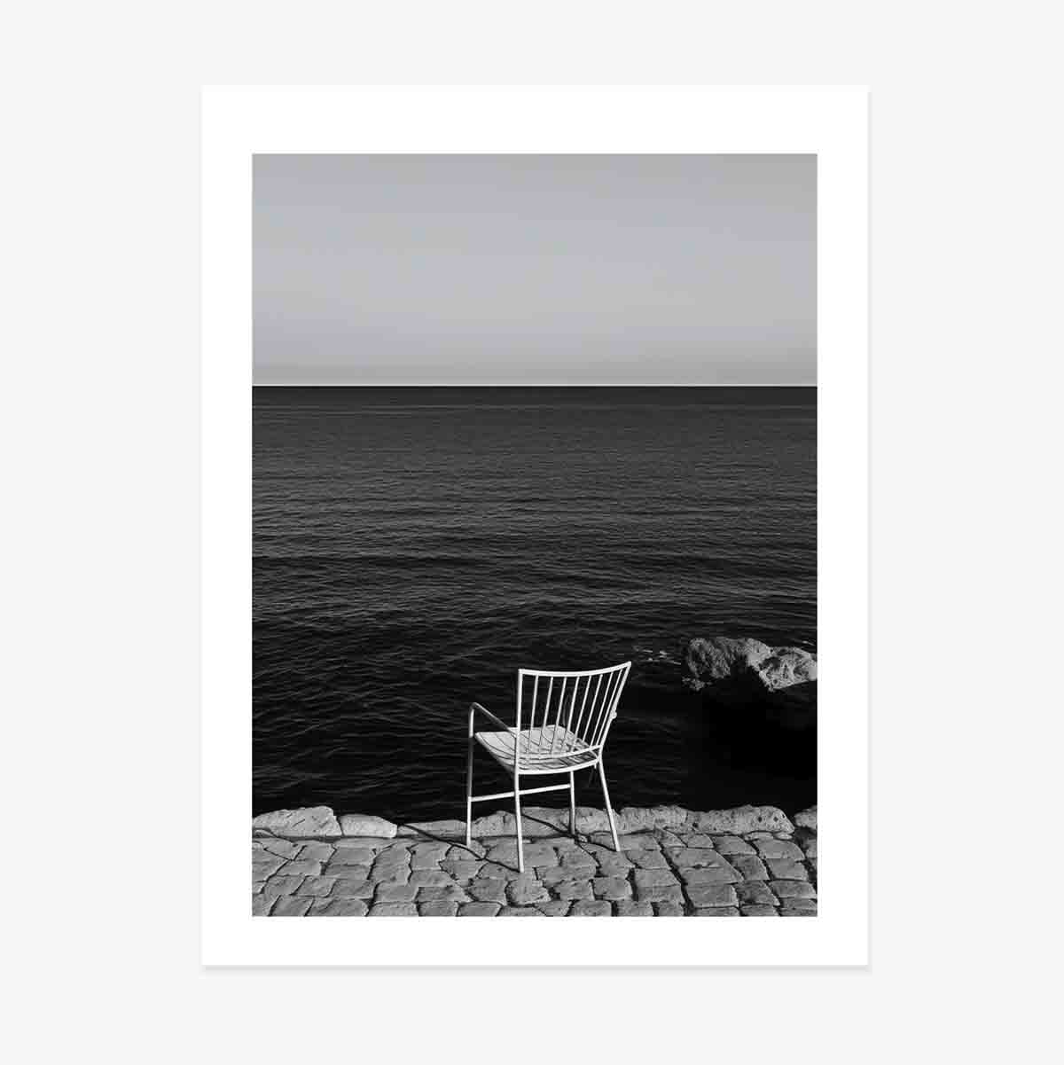 Affiche « Une chaise isolée au bord de la mer »